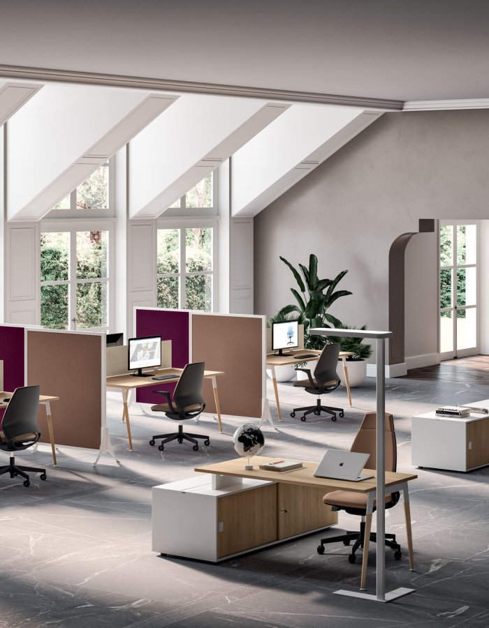 Open-plan workspace in a historic hall: Quadrifoglio X3 workstations with acoustic screens