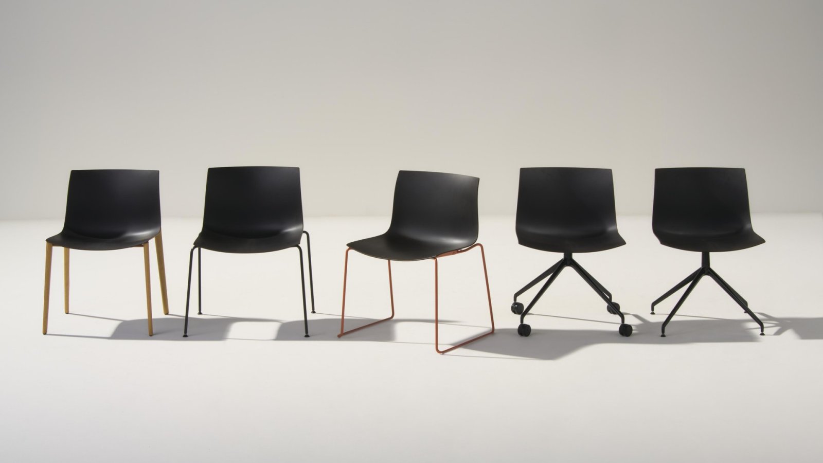 Catifa Carta design chair by Arper with a PaperShell shell in paper and natural resin