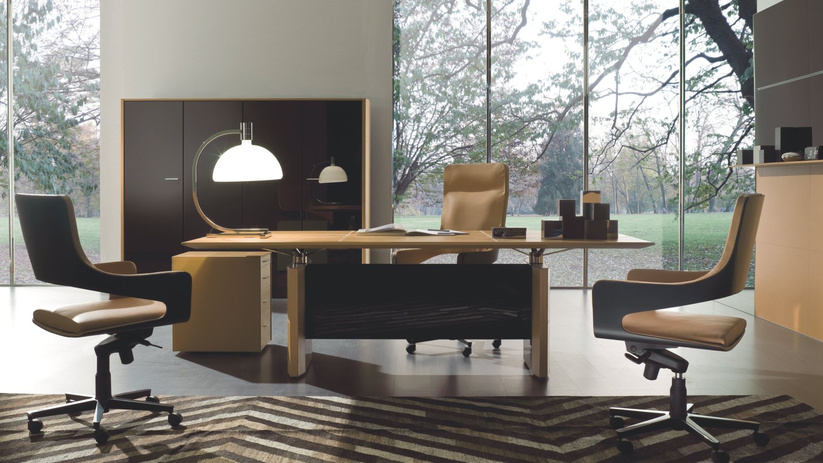 De Symetria executive desk by i4Mariani seen from the side