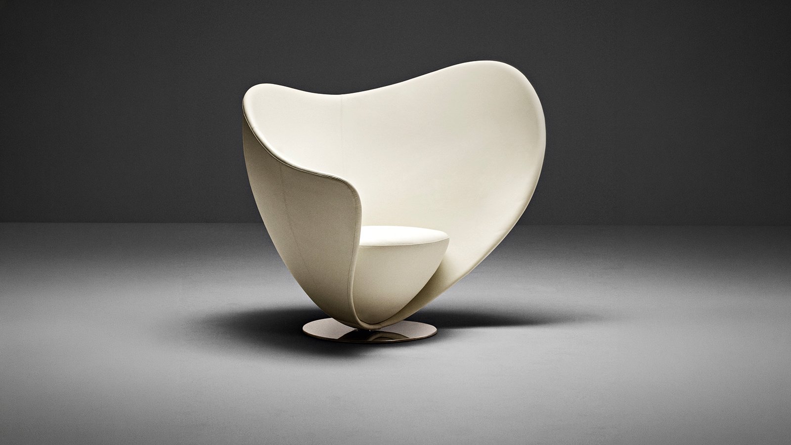 Mon Coeur sofa by LaCividina from the front, both ends rising to a point