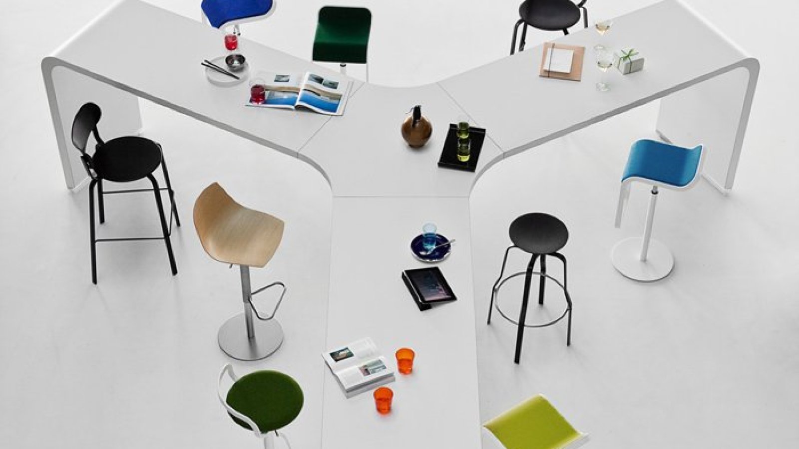 Brunch by Lapalma, collaborative high table in a coworking space
