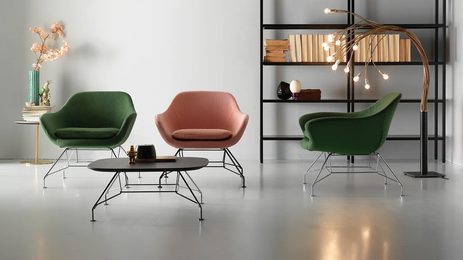 Visitor armchair Manta by Quinti with headrest in a reception area