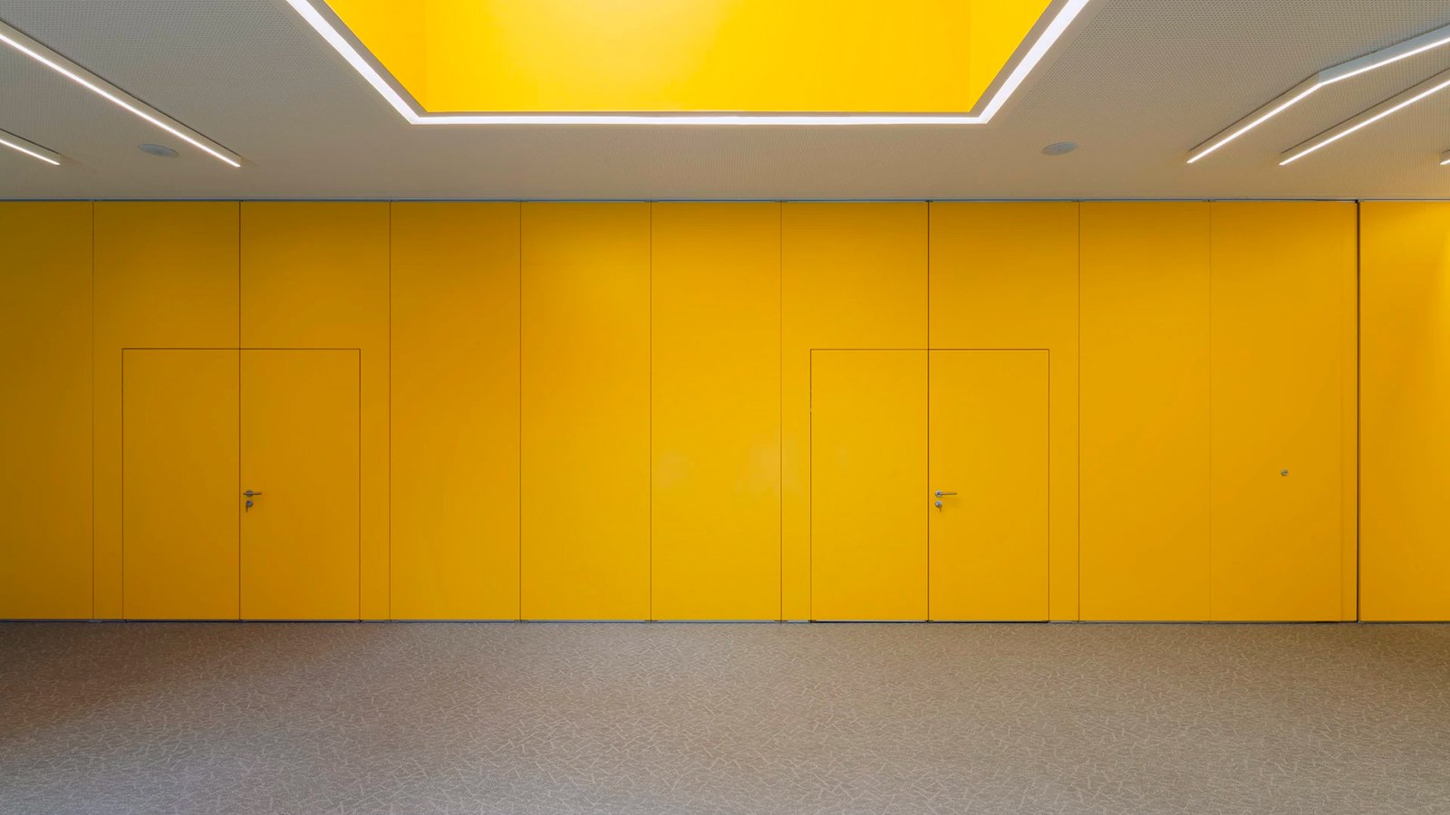 PMI movable walls by Anaunia closing off a conference hall
