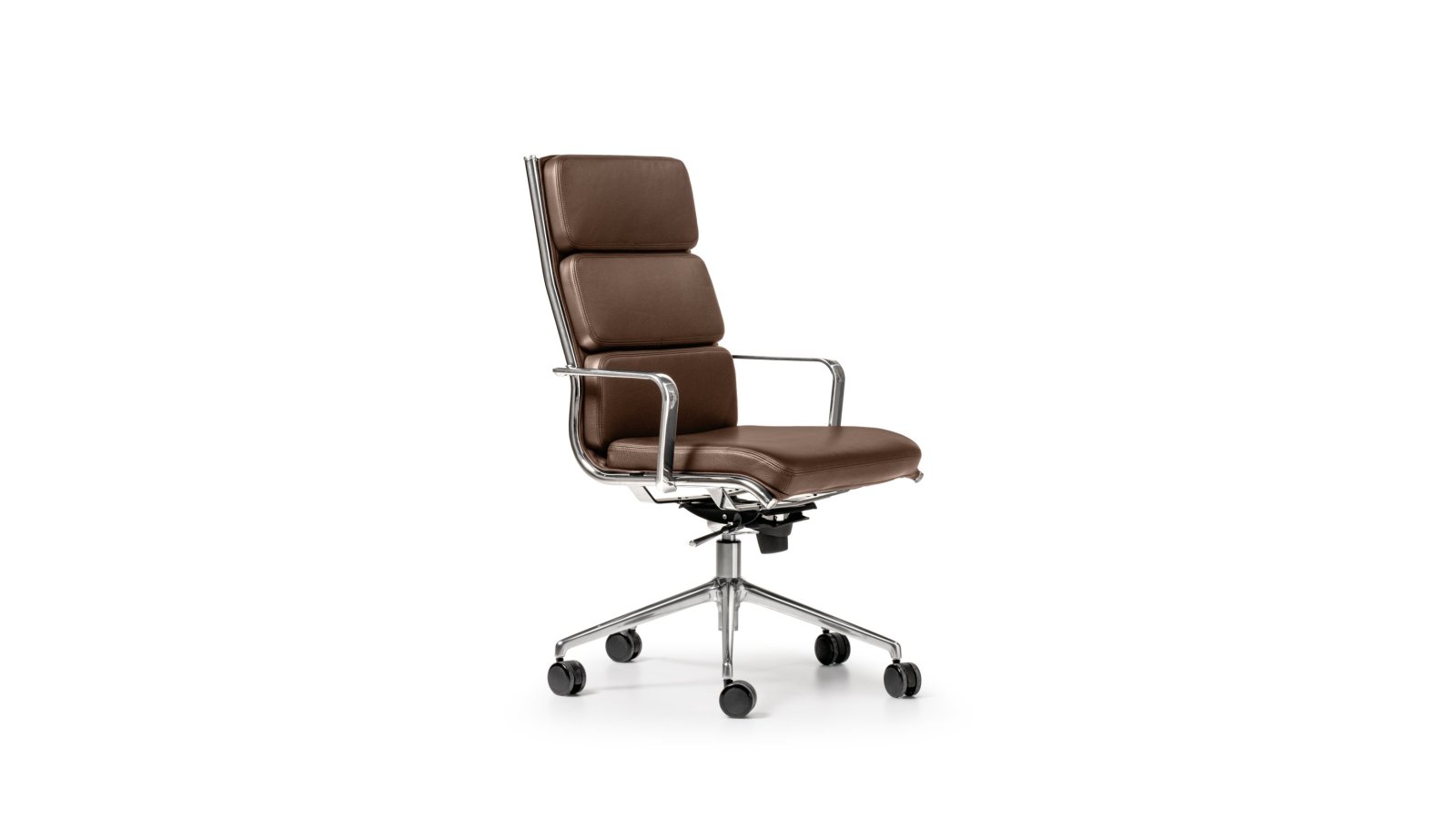 The Season Comfort executive chair by Quinti in black leather with a high back and five-star base