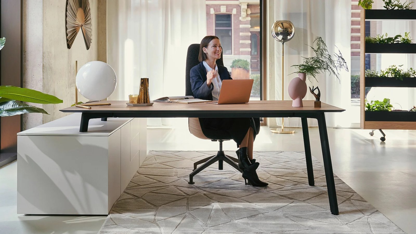 Modern executive desk se:vision by Sedus in a director's office