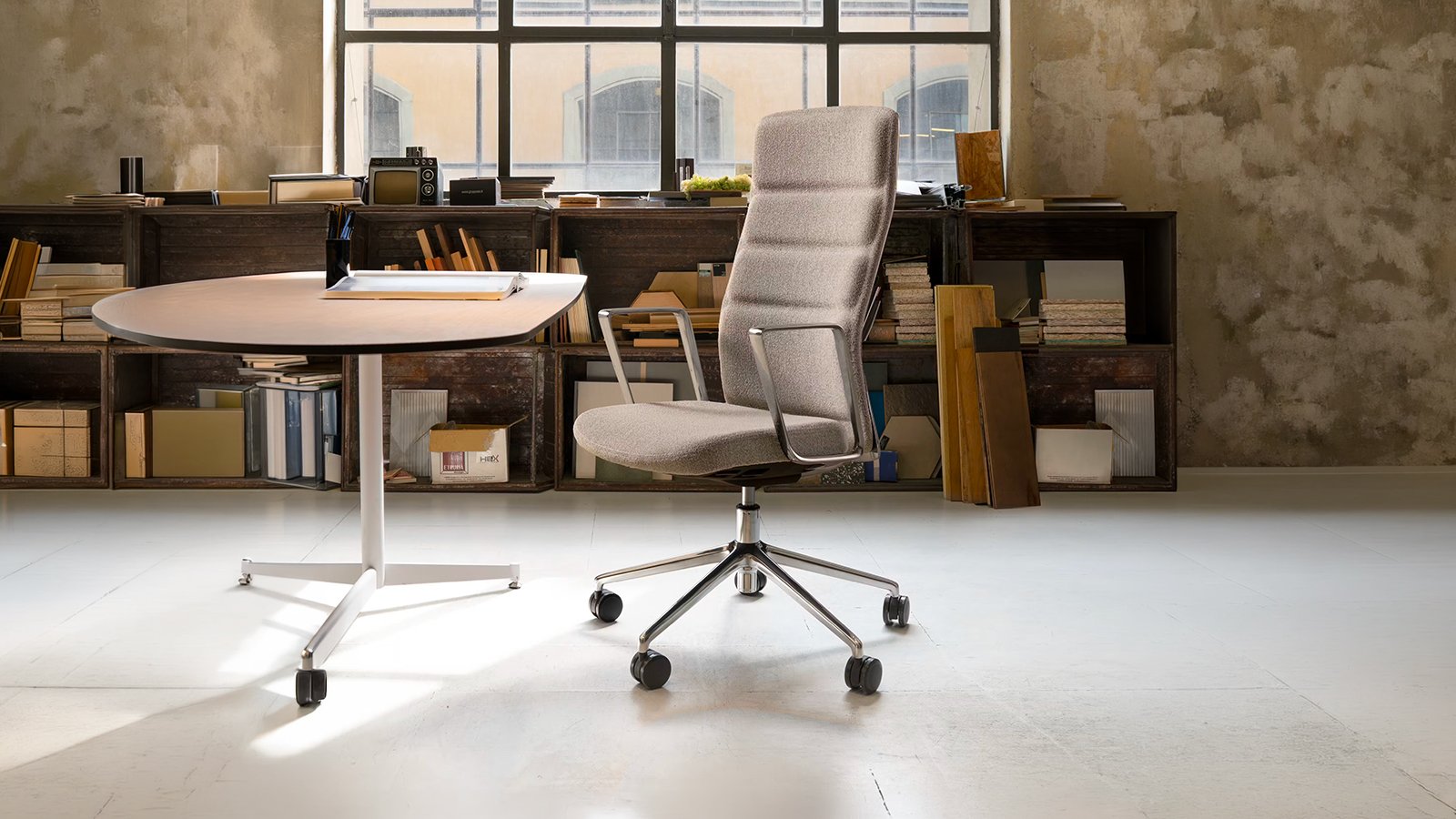 At an executive desk: That’s it Executive with its fixed aluminium arms