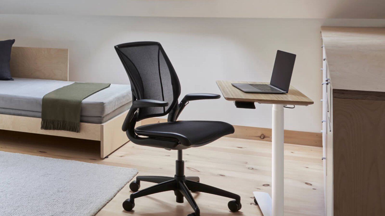 Ergonomic task chair World LM by Humanscale with tri-panel mesh backrest