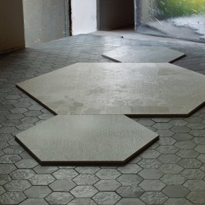 Reception with concrete-effect Déchirer floor