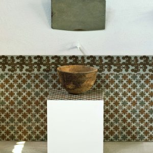 Detail of a bathroom wall in Azulej Nero