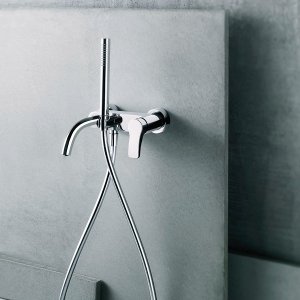 Tall AL/23 mixer by Fantini standing next to a sit-on basin