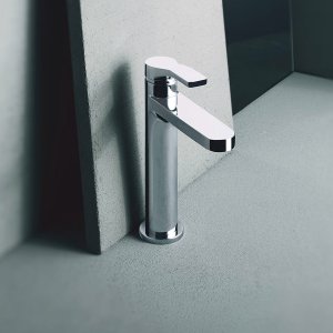 Side view of the Fantini AL/23 mixer with its flat lever above the flat spout