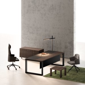 Mid-height front screen on the Arche executive desk