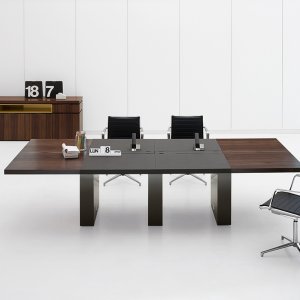 White leather desktop on the Archiutti executive desk