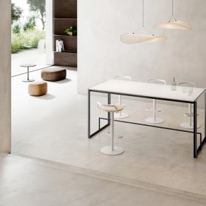 Ellan high table with black Fenix top and footrest in painted iron