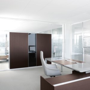 Opaque double panel of the www.60 wall in a wood finish