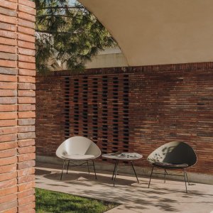 Leaf design chair with soft leather cushion by Arper