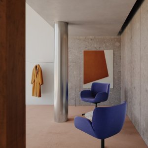 Side view of the Cari chair