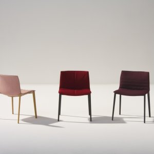 Monocolour polypropylene shell of the Catifa 53 chair seen from the front