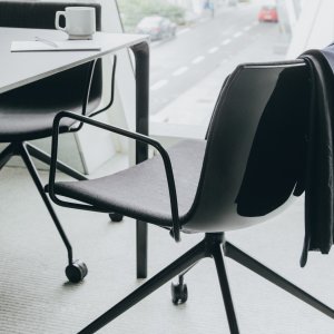 Chromed steel sled base of the Catifa 53 chair by Arper