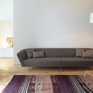 Loop composition separating waiting and meeting zones