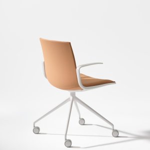 Catifa Up upholstered in leather for the boardroom