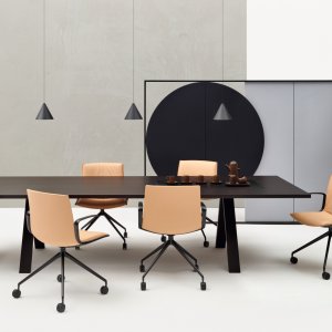 Higher backrest of the Catifa Up compared at the table