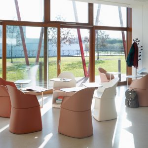 Fabric seat cushion of the Cila chair