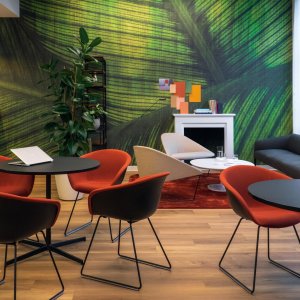 Sculptural profile of the Colina armchair