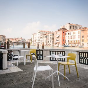 Juno 02 by Arper serving a collaborative workspace
