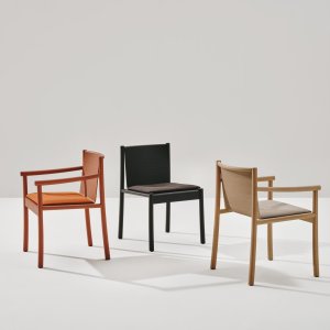Kata Chair with armrests in the waiting area