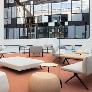 Kiik console at 58 cm along a lobby wall