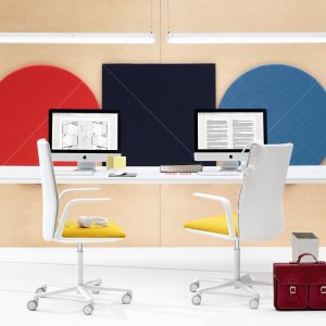 Kinesit chair by Arper at a desk