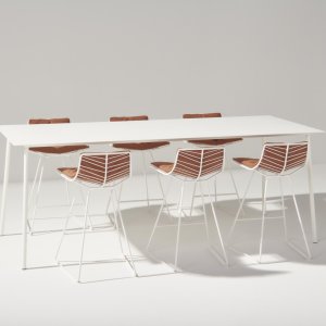 Leaf chaise longue by Arper on an outdoor terrace