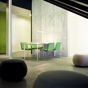 Simon Pengelly's design for Arper: the Nuur table from the side
