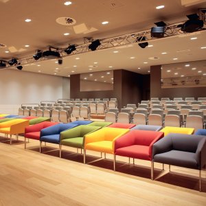 Saari chair by Arper beside the armchairs of the collection