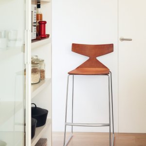 Powder-coated steel legs of the Saya chair by Arper