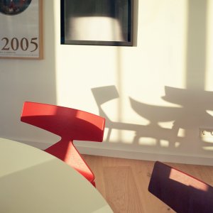Leather seat cushion fitted on a Saya chair by Arper