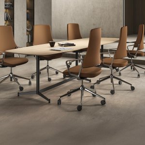 Five-star aluminium base of the Aventador chair