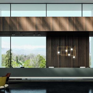 Chrome-effect aluminium plinth with adjustable feet
