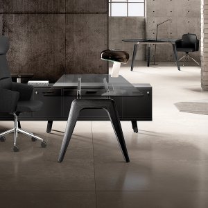 Solid wood legs of the Rail desk by Bralco