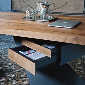 Portoro gloss ceramic on a Nasdaq Keramik executive desk