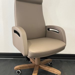 Semi-oval iSixty conference table with full-height leather back