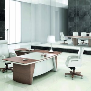 Executive office with iSixty desk, PC-equipped extension and Colonna bookcase