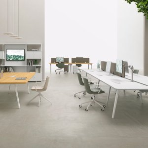 Return with supporting four-drawer pedestal, E-Place DVO Office