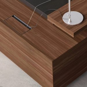Veneer top of the Ducale desk with a band in leather on the working side