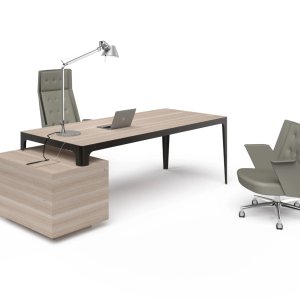 Leg of the Grand More desk tapering from 60 to 40 mm towards the floor