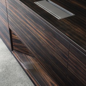Blade profile of the Euclideo desk top over the black steel frame