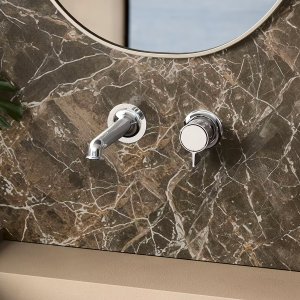 Deck-mounted Flora bath set with five holes and pull-out hand shower