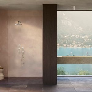 Bath with wall-mounted Flora controls arranged horizontally