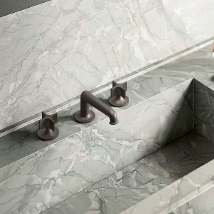 Single-hole Flora basin mixer by Fantini, chrome, on a marble worktop